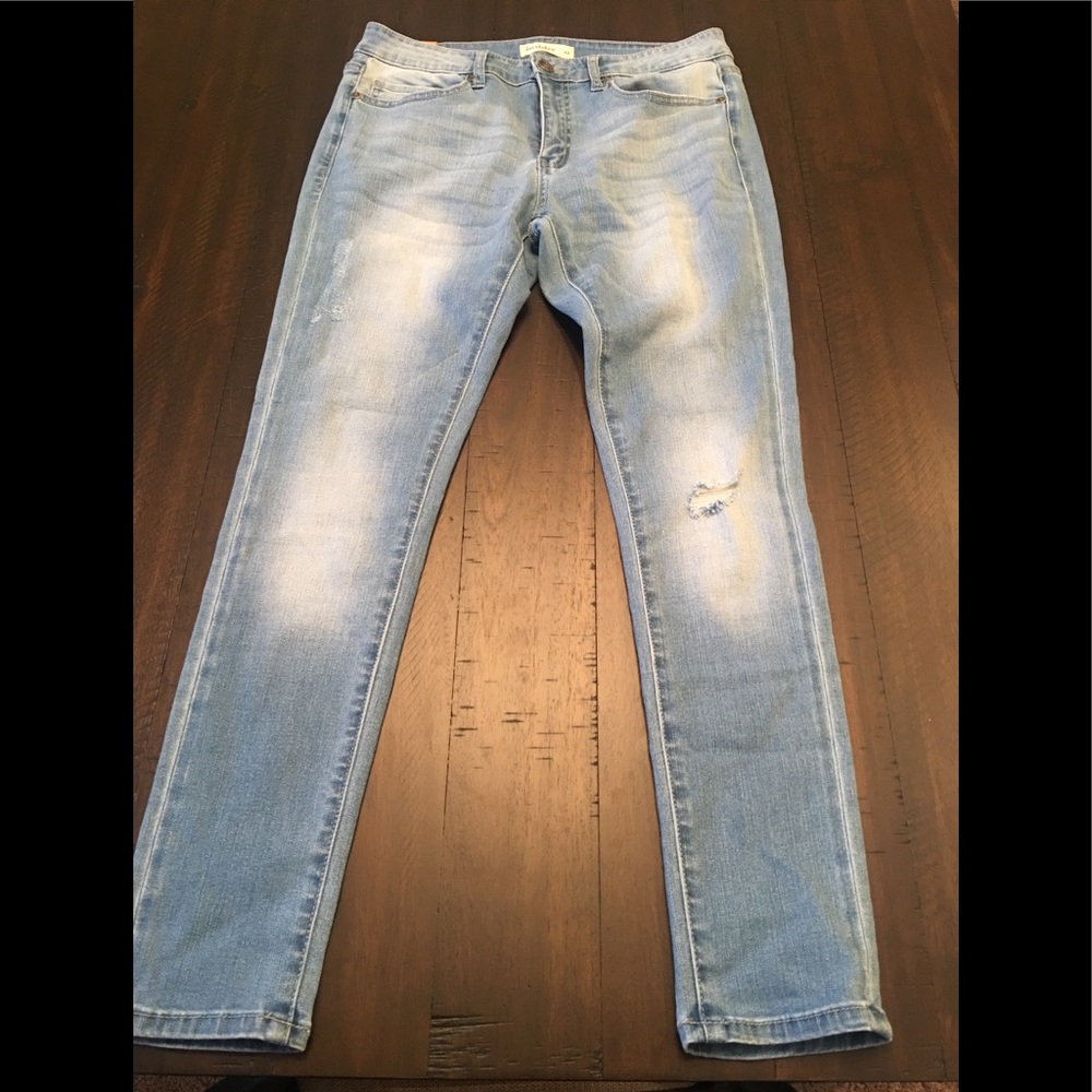 NEVER BEEN WORN! Your everyday cute stylish jeans.